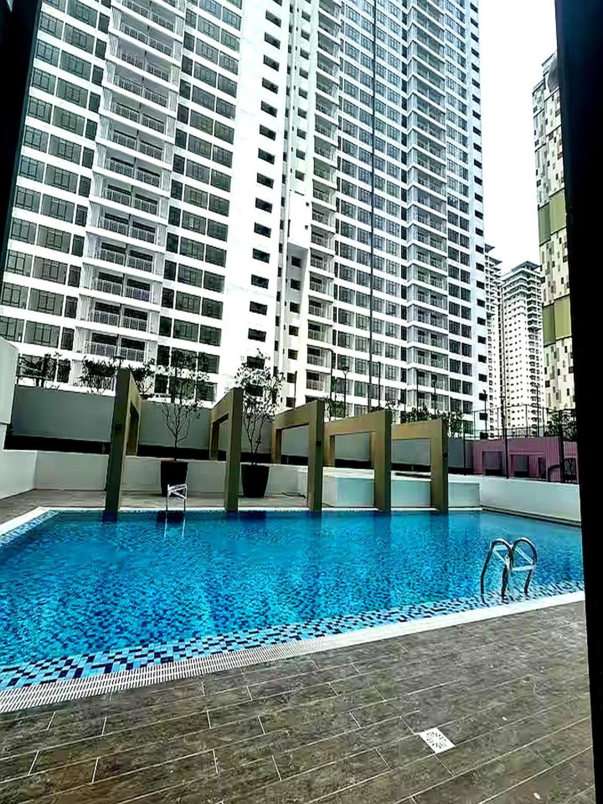Rumaduke With Netflix And Klcc Views * Kuala Lumpur