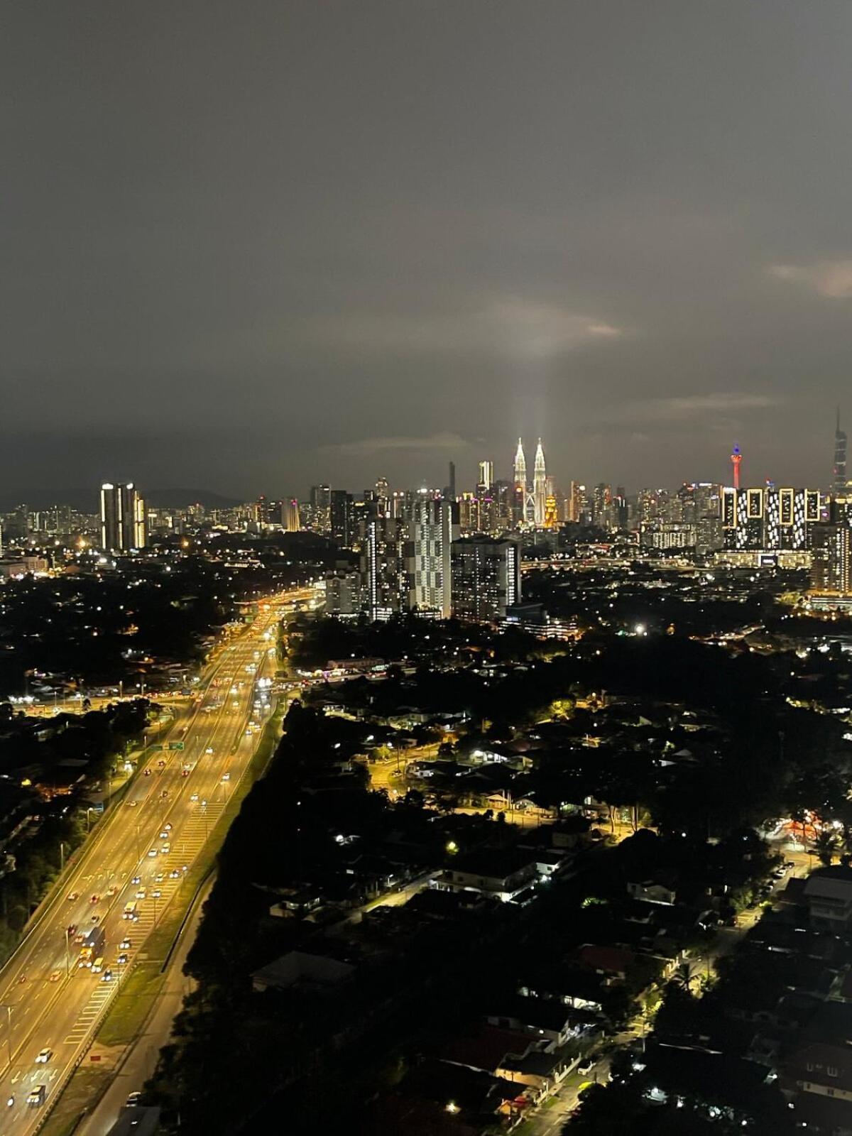 Rumaduke With Netflix And Klcc Views