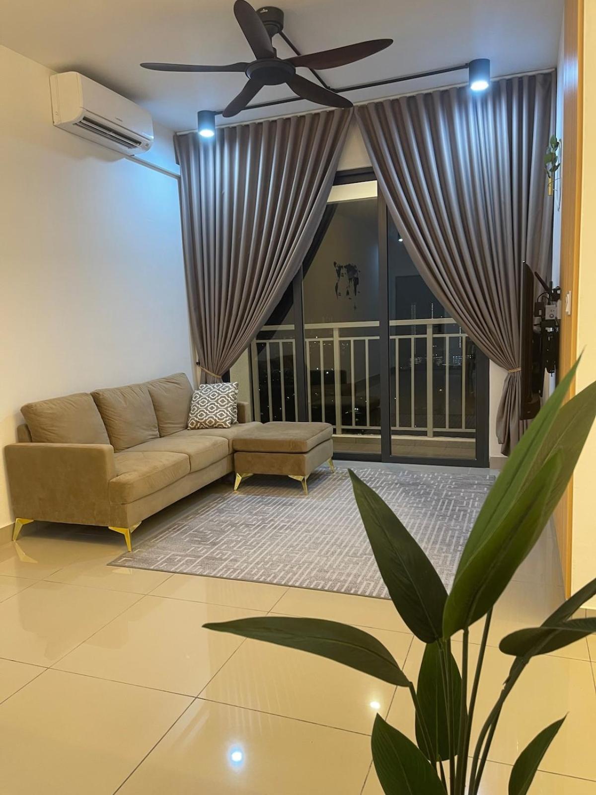 Pangsapuri Rumaduke With Netflix And Klcc Views