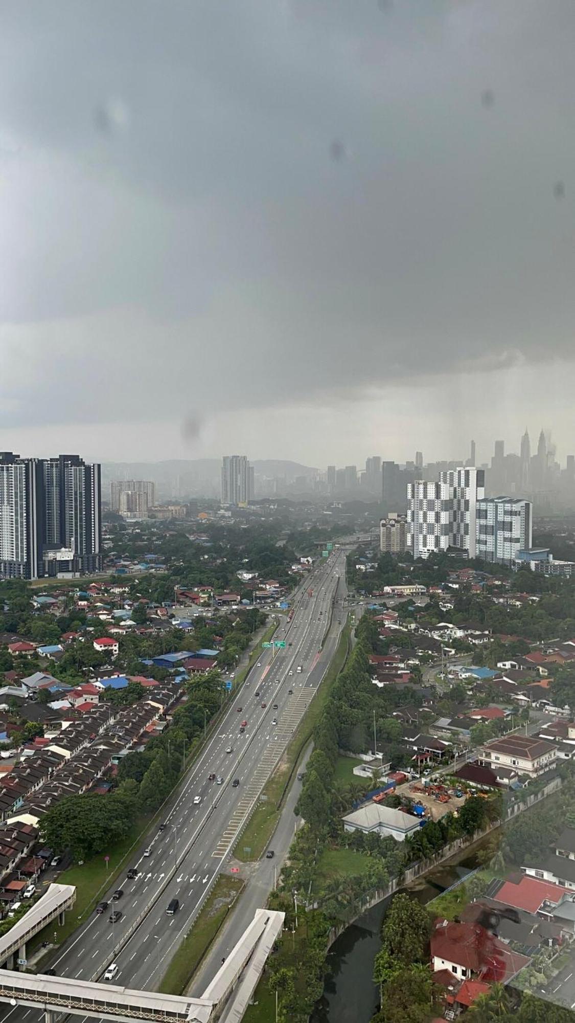 Pangsapuri Rumaduke With Netflix And Klcc Views *